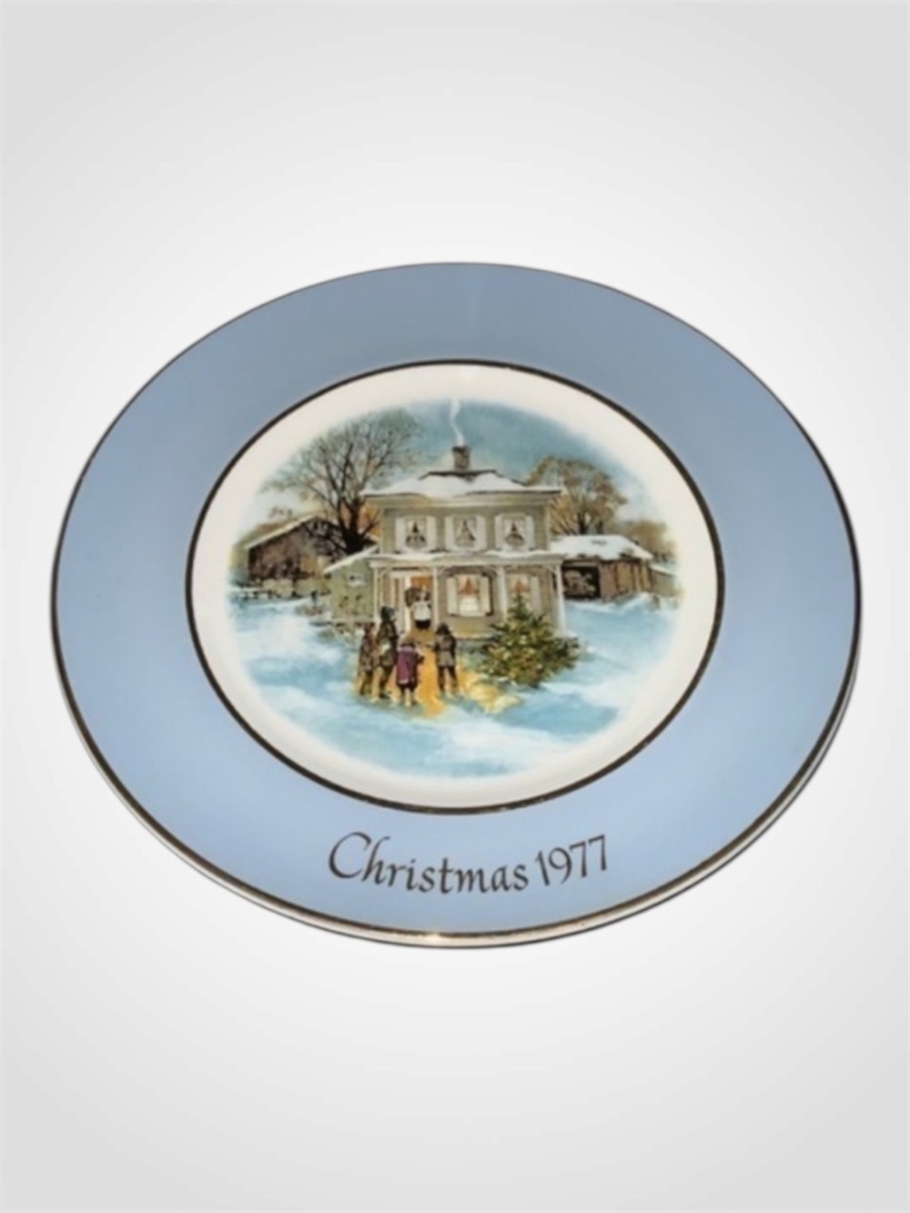 Avon Christmas 1977 “Carollers In The Snow” 22K Gold Rim Porcelain Plate